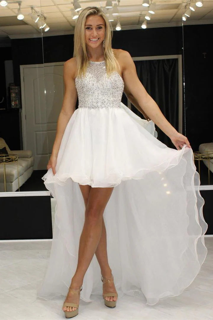 Vestido de fiesta de tul con cuentas y cuello halter de corte alto y bajo
